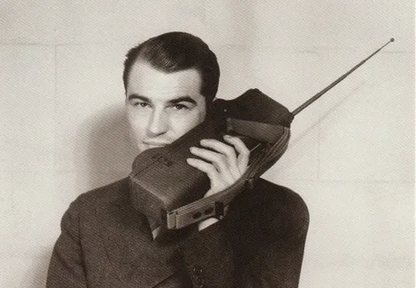 старое фото человека с большим сотовым телефоном